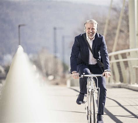 L Chelnde Reifen Gesch Ftsmann Mit Kopfh Rer Fahrrad Fahren Auf Einer