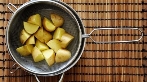 Cómo cocinar al vapor sin una vaporera