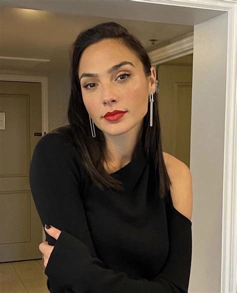 Imagine How Filthy Gal Gadot Would Look After A 20 Men Blowbang Bukkake