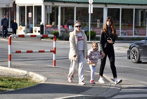 Opreza Nikad Dovoljno Jer Vlak Je Uvijek Br I Foto