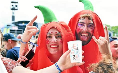 Les Fans Des Red Hot Chili Peppers Se Ruent Vers La Grande Sc Ne Des Vieilles Charrues Vid O