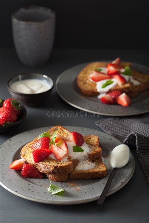 Tostadas Francesas Con El Yogur Y Las Fresas Para El Desayuno Imagen De