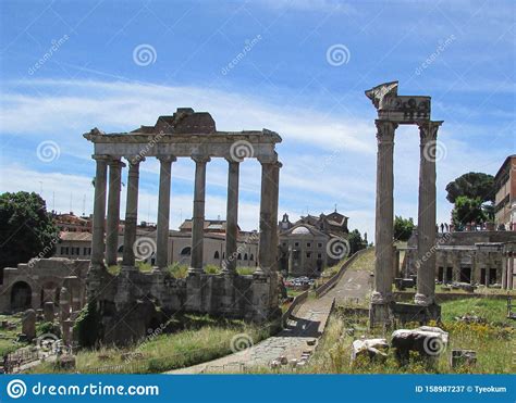 Templo De Las Ruinas De Saturno En El Foro Romano Imagen De Archivo