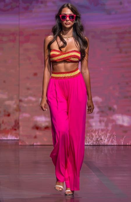GEPOLSTERTER BANDEAU BIKINI MIT HÄKELBESATZ Größe M Farbe Fuchsie Slip verkürzte Reichweite