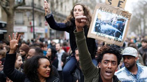 Milhares de franceses saem à rua contra a violência policial Euronews