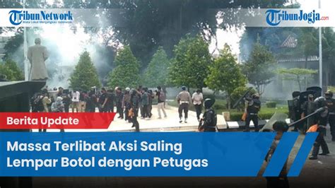 Massa Terlibat Aksi Saling Lempar Botol Dengan Petugas YouTube