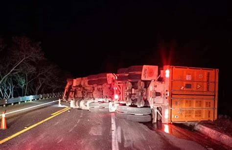 Por falla mecánica tráiler se accidenta