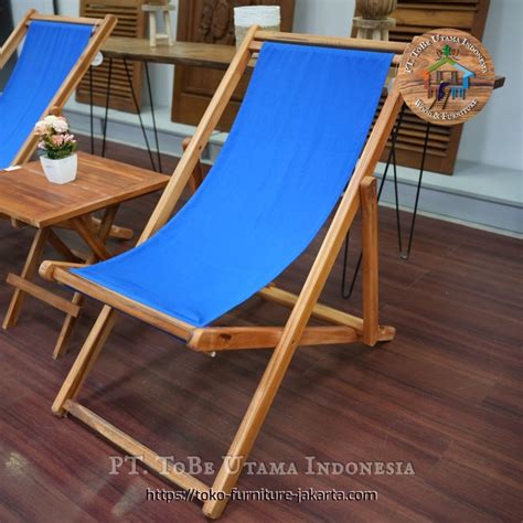 Kursi Berjemur Di Pantai Dan Kolam Renang