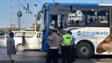 Bus Transjakarta Mogok Di Perlintasan Ka Kebon Jeruk Perjalanan Krl