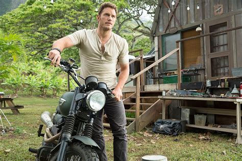 ‘Jurassic Park 4′ First Look: Chris Pratt Leads the Human Cast Through ...