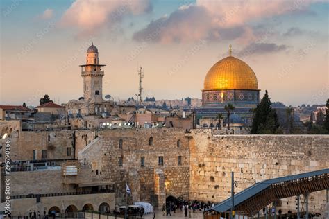 Western Wall and golden Dome of the Rock at sunset, Jerusalem Old City ...