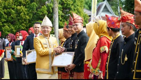 M Rizqi Al Fadli Raih Penghargaan Pns Berkinerja Baik Di Lingkungan