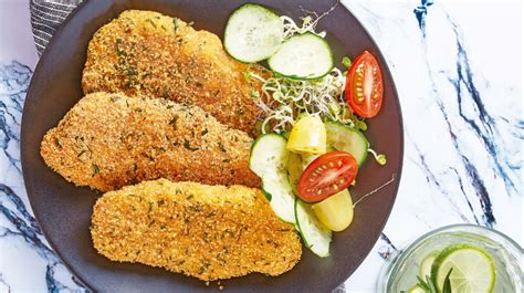 Milanesa De Pollo Empanizada Con Ensalada