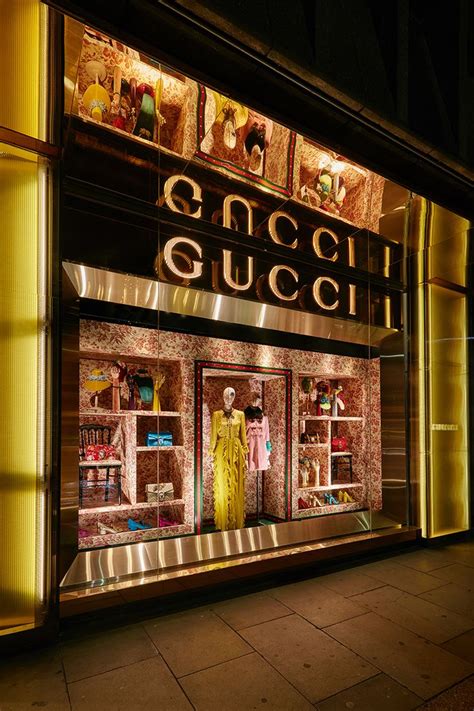 Gucci Holiday 2016 Fashion Window Display Luxury Window Display Store Window Displays