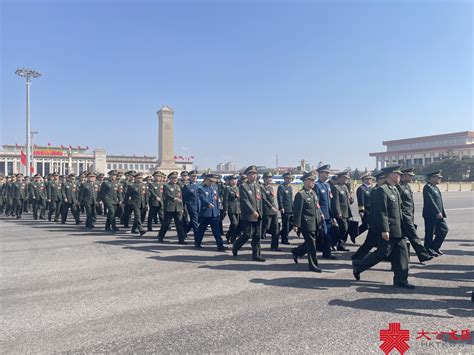 （有片）滿滿的安全感！解放軍和武警部隊代表團步入會場 內地 大公文匯網