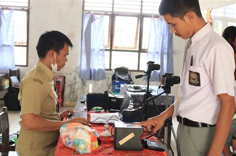 Dinas Dukcapil Dairi Berikan Layanan Rekam KTP El Bagi Pemula Di SMA