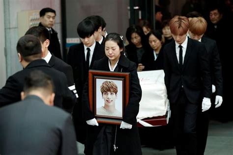 Shinee Members K Pop Stars And Fans Bid Goodbye At Jonghyuns Funeral