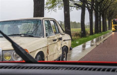 Auto botst tegen boom bij Drachtstercompagnie WâldNet