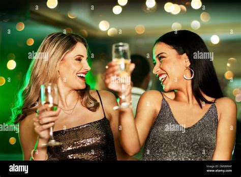 Fête soirées entre filles et coupes au champagne avec danse de