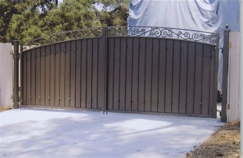 privacy driveway gates - Google Search | Iron gates driveway, Driveway gate, House gate design