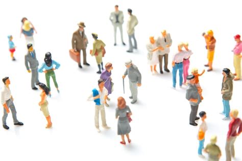 Personas En Miniatura Diferentes Personas Se Paran En Una Comunicaci N