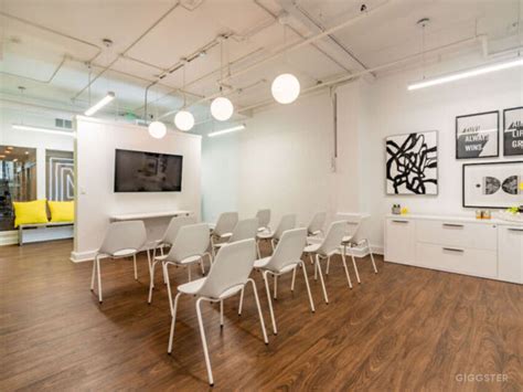 Contemporary Minimalist Office Space | Rent this location on Giggster