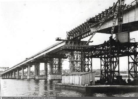 Соединение пролётов строящегося моста