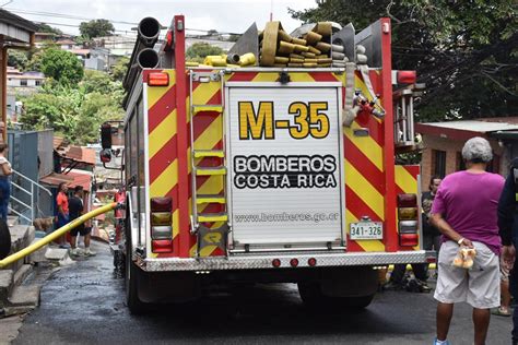 Video Incendio consume vivienda y amenaza construcciones aledañas