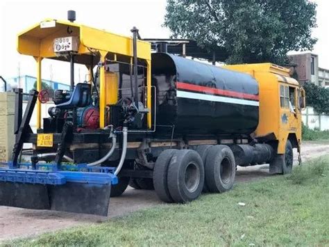 Bitumen Pressure Distributor Truck Mounted Bitumen Sprayer