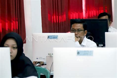 Seleksi Tulis Calon Anggota PPK Pilkada 2024 ANTARA Foto