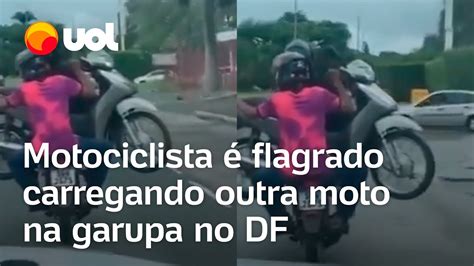 Motociclista é flagrado carregando outra moto e passageiro na garupa