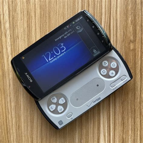 Sony Ericsson XPERIA PLAY R800i Black White Android Game GSM Unlocked