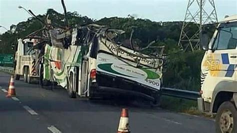 Al Menos Muertos Y Heridos Al Chocar Dos Autobuses En El Sur De Per