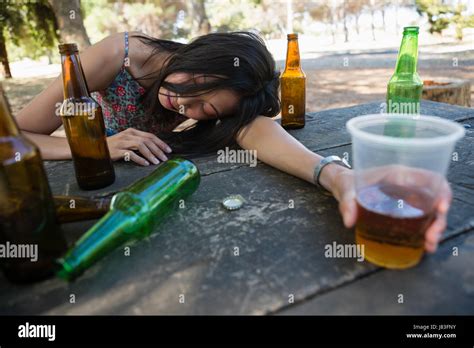 Betrunkene Frau Fotos Und Bildmaterial In Hoher Aufl Sung Alamy