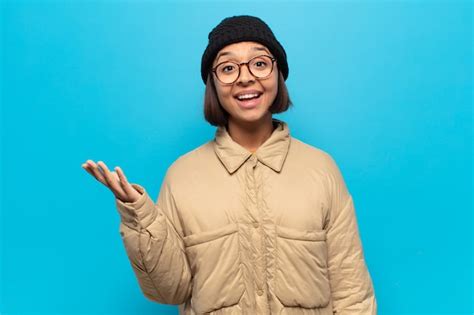 Mujer Latina Joven Que Se Siente Feliz Sorprendida Y Alegre Sonriendo Con Actitud Positiva