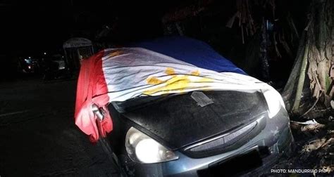 Isang Lalaki Tiklo Matapos Gawing Car Cover Ang Bandila Ng Pilipinas