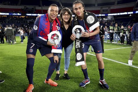 Football Ligue 1 un Mbappé arrive au Losc et signe son premier