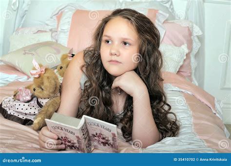 Leitura Da Menina Da Escola Foto De Stock Imagem De Azul Casa