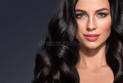 Beleza Woman Modelo Cabelo Ondulado Longo De Brown Cabelo Saud Vel