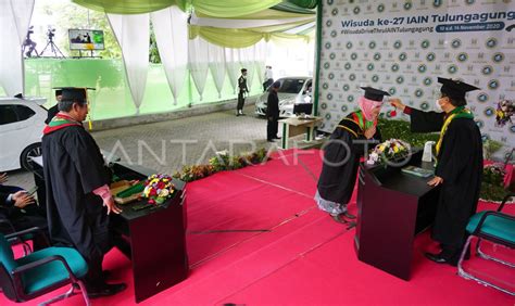 WISUDA DRIVE THRU IAIN TULUNGAGUNG ANTARA Foto