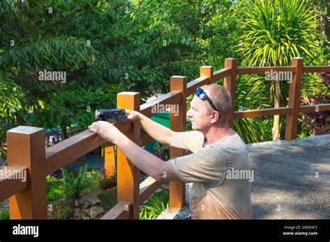 homme mature fait de la vidéo amateur sur les vacances dans la jungle tropicale Photo Stock Alamy