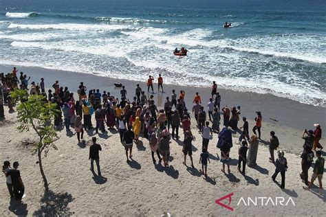 Basarnas Kendari Berhasil Temukan Dua Wisatawan Yang Terseret Ombak Di