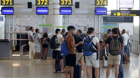 Los aeropuertos españoles registran 65 cancelaciones a primera hora por