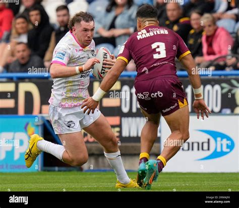 Cameron Smith 13 Of Leeds Rhinos Runs At Esan Marsters 3 Of