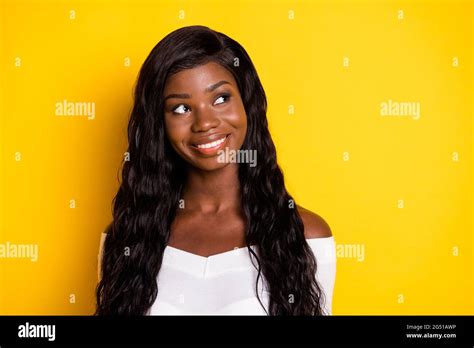 Foto Retrato De Una Mujer De Piel Negra Curiosa Con Un Espacio Vac O