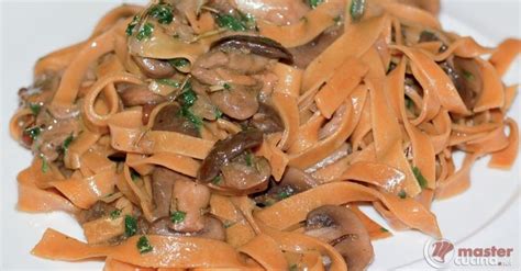 Scopri La Ricetta Tagliatelle Di Castagne Con Salsa Ai Funghi