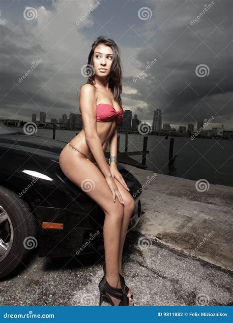 Mujer Que Presenta En Un Coche Foto De Archivo Imagen De Piel Hembra