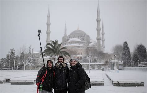 Istanbul blanketed in snow as storm hits transport | Middle East Eye