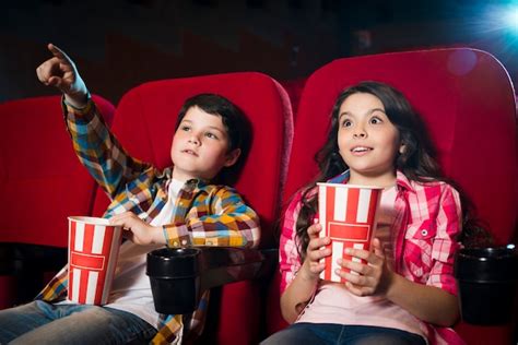 Vista Frontal Grupo De Niños Sentados En El Cine Y Viendo Películas