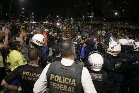 Bolsonaristas Tentam Invadir Pf E Queimam Nibus Em Bras Lia Pol Cia